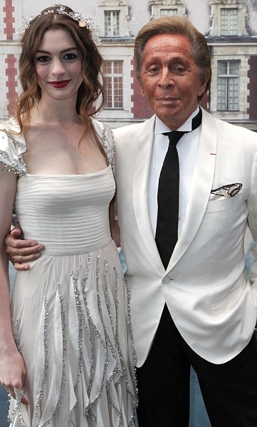 Anne Hathaway: Μούσα του Valentino στα λευκά και στα μαύρα