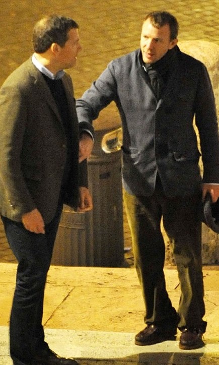 Ποιος σκηνοθέτης έχει σκαρφαλώσει σε σιντριβάνι στη Ρώμη;