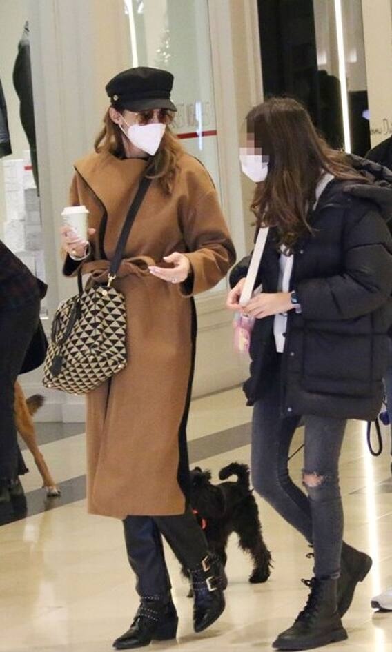 Μπέττυ Μαγγίρα Θα σέβεστε. Η queen Μπέττυ με καμηλό παλτό και ναυτικό καπέλο είναι για άλλη μια φορά υπέρκομψη. Την αγαπάμε. Μπέττυ συνέχισε έτσι.