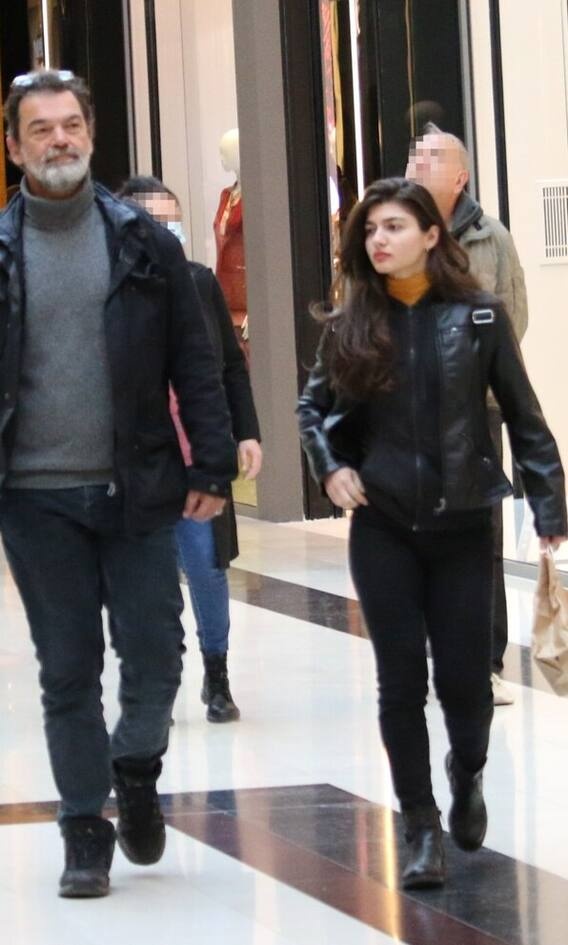 Βασιλική Μακρή Το μαύρο παντελόνι και τα μποτάκια είναι οκ, basic. Το δερμάτινο, όμως, αυτό jacket δεν το θέλουμε για σένα Βασιλική μου. Πάμε για κάτι πιο statement την άλλη φορά.