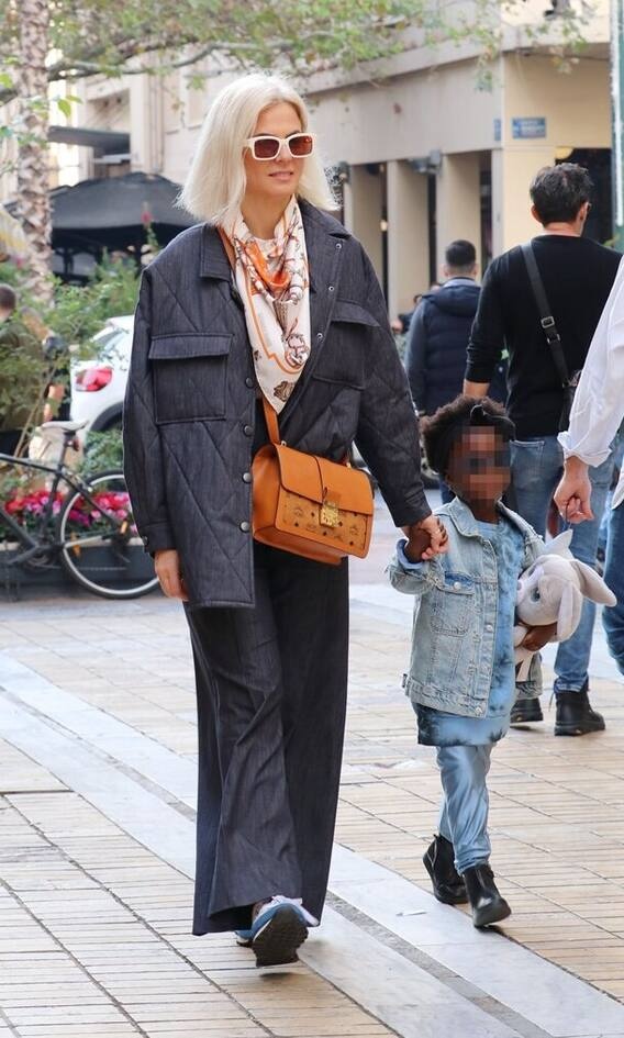  Χριστίνα Κοντοβά Με total denim η Χριστίνα Κοντοβά, ήταν κομψότατη σε βόλτα στο κέντρο της πόλης με την κόρη της. Έβαλε ένα μαντήλι σε πορτοκαλί απόχρωση για να σπάσει τη μονοτονία και matching τσάντα χιαστί. Μας αρέσει πολύ το cool στυλ της Χριστίνας, που ξέρει πάντα τι της ταιριάζει.