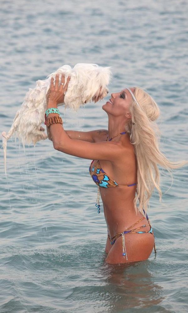 Η Ζέτα Θεοδωροπούλου και το…"Baywatch" σκυλί της!