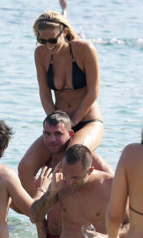 Αποκλειστικό: Bar Rafaeli: Η πρώην του Leonardo Dicaprio  στην  Μύκονο! (φωτό)