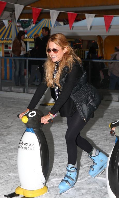 Τα γαλάζια παγοπέδιλα, ο πιγκουίνος και η βόλτα στον πάγο! (φωτό)