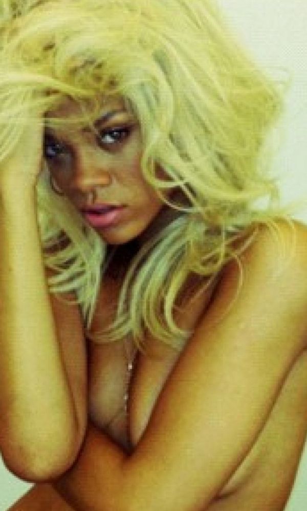 Η Rihanna ολόγυμνη σε νέα φωτογράφηση