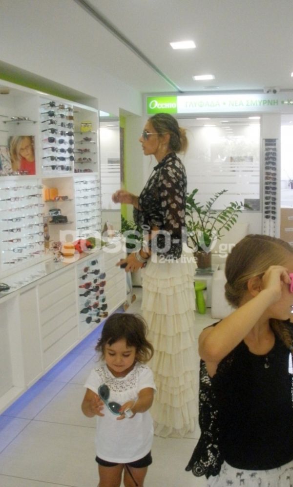 Η Ελένη Πετρουλάκη ψωνίζει γυαλιά για τις κόρες της!