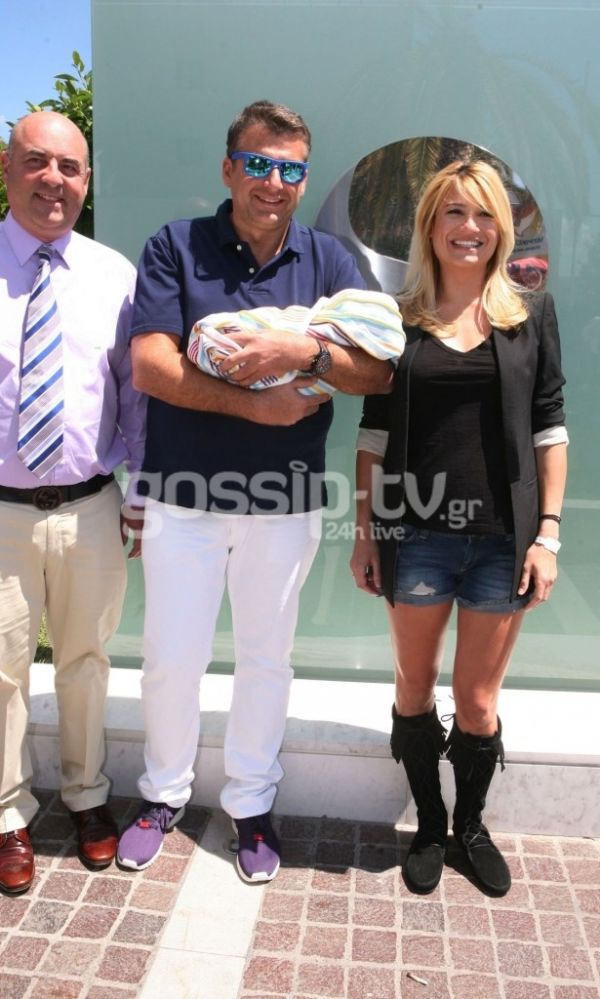 Σκορδά – Λιάγκας: Έφυγαν από το μαιευτήριο αγκαλιά με το μωράκι τους! (φωτογραφίες)