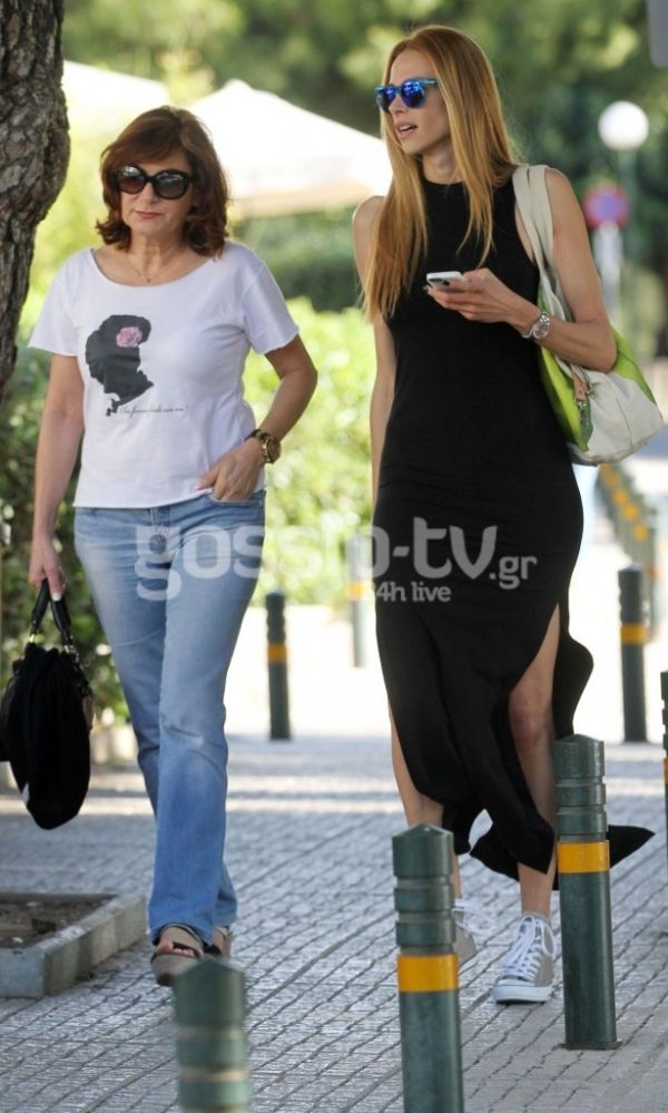 Στέλλα Δημητρίου: Βόλτα με την μητέρα της!