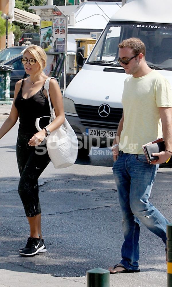 Με αθλητικό look η Σπυροπούλου στην Γλυφάδα