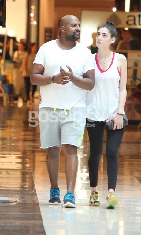 Ωχ, πως της λένε τώρα πως μας πέτυχε ο paparazzi και θα μαθευτεί ο έρωτάς μας;