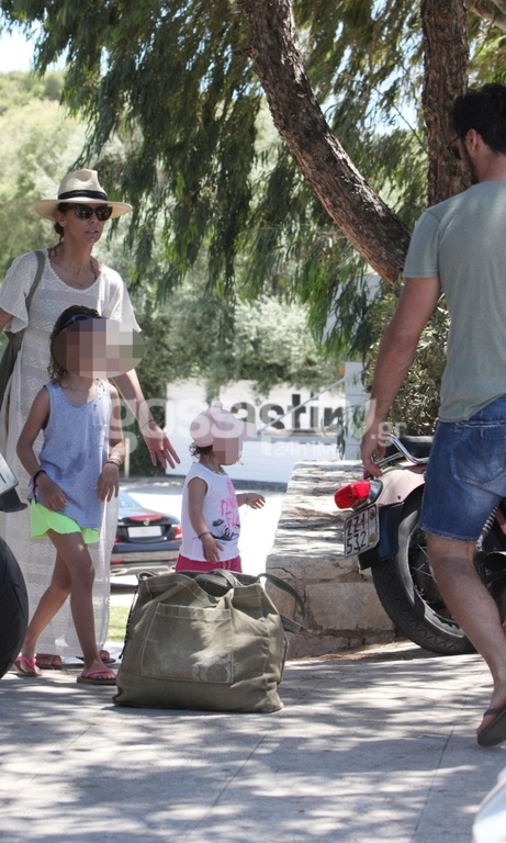 Σικ ακόμη και στη παραλία με τα παιδιά η Μπέττυ Μαγγίρα