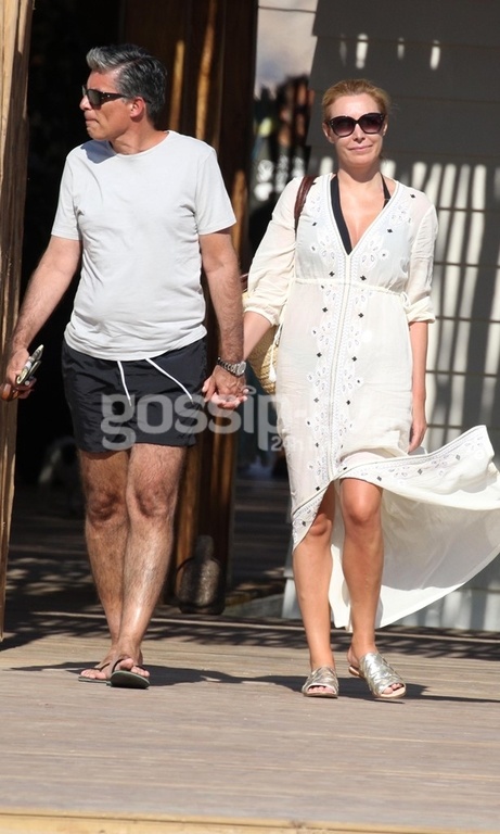 Ακόμα περπατάνε πιασμένοι χέρι-χέρι...