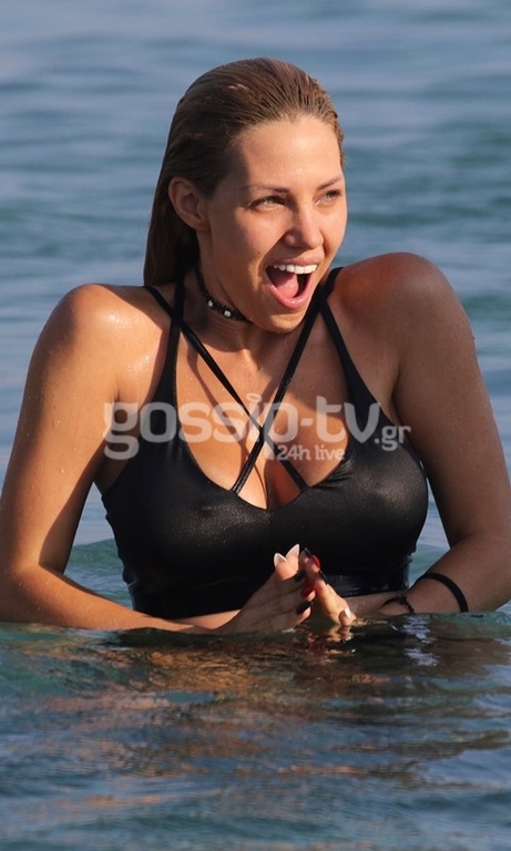 Τρέλανε κόσμο στην Μύκονο με την sexy εμφάνισή της