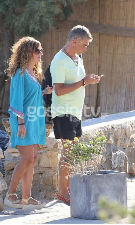 Άρης Σπηλιωτόπουλος: Στη θάλασσα με τη συνοδό του 