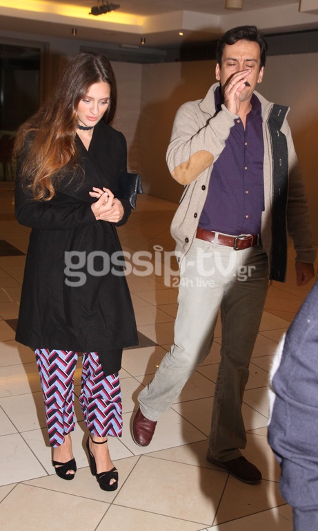 Τόνι Σφήνος: Αγνώριστος σε σπάνια έξοδο με τη σύζυγο του