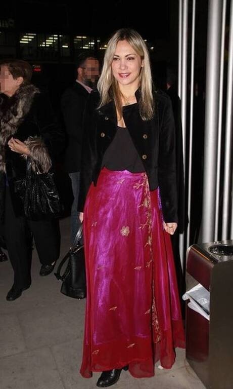 Λίνα Σακκά Θεατράλε εμφάνιση για την Λίνα!Έβαλε μία εκπληκτική, πρωτότυπη φούστα την οποία συνδύασε με ένα μαύρο απλό μπλουζάκι και μαύρο βελούδινο σακάκι! Πήγε θέατρο και δεν πέρασε απαρατήρητη με τέτοιο στυλ! Σου πάει Λίνα!