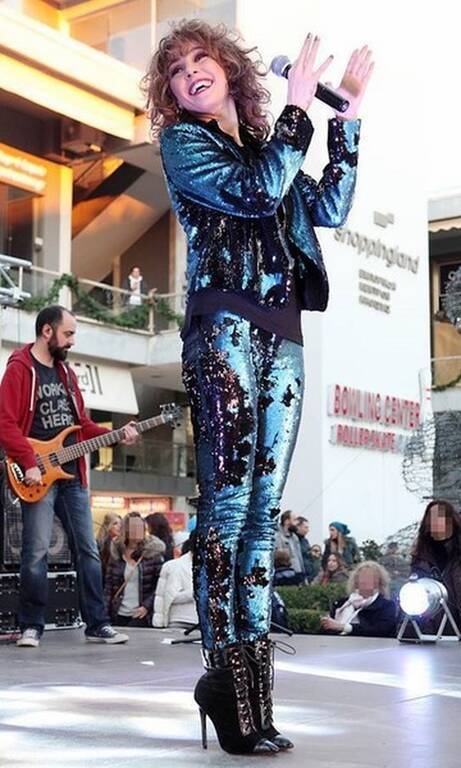 Τάμτα Απλά είδωλο! Θεόστενο μπλέ γυαλιστερό παντελόνι που έκανε νερά με το ίδιο ακριβώς σακάκι και τα μαύρα μποτάκια της έκανε άψογη εμφάνιση!