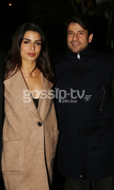 Αγκαλιάζονται… κοιτιούνται τρυφερά και… θέλουν να μας πείσουν ότι δεν είναι μαζί!