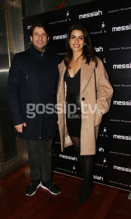 Αγκαλιάζονται… κοιτιούνται τρυφερά και… θέλουν να μας πείσουν ότι δεν είναι μαζί!