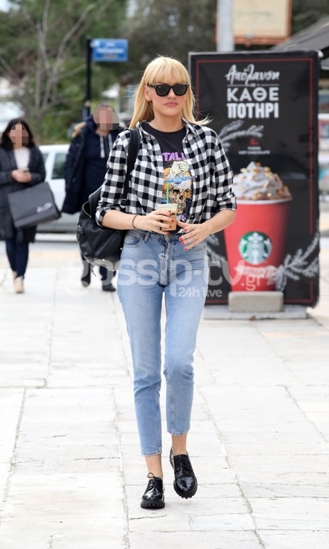 Σάσα Σταμάτη: Καφές στο χέρι και βόλτα στη Γλυφάδα