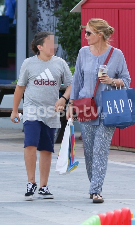 Σπάνια δημόσια εμφάνιση για την Έλενα Κατραβά- Πώς είναι σήμερα; Πόσο έχουν μεγαλώσει τα παιδιά της;