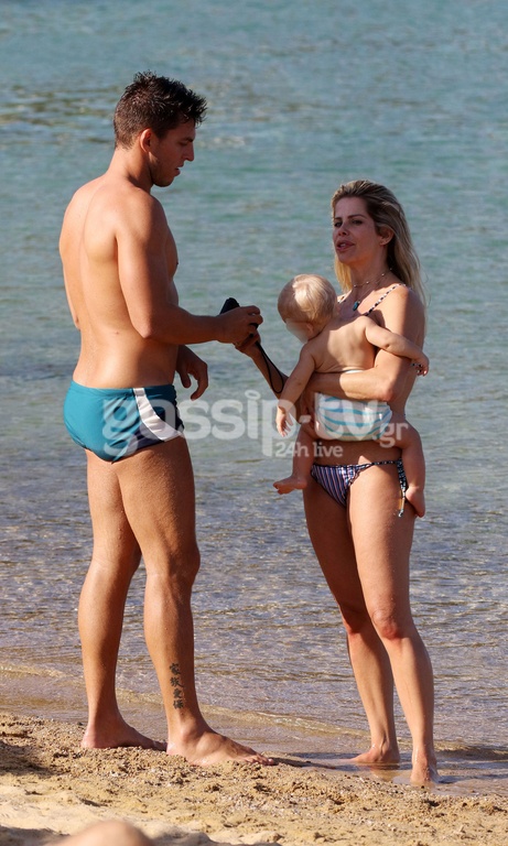 Στη Μύκονο με το γιο τους!