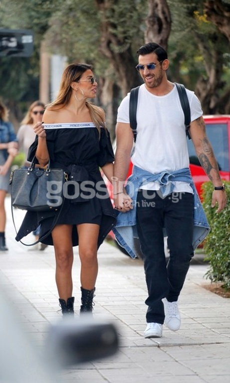 Τι έρωτας και αυτός! Τρυφερά φιλιά στη μέση του δρόμου! 