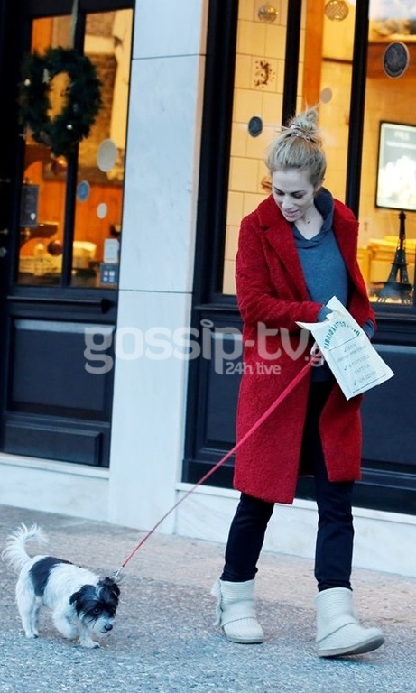 Ντορέττα Παπαδημητρίου: Χαλαρή βόλτα με το σκυλάκι της στη Γλυφάδα!