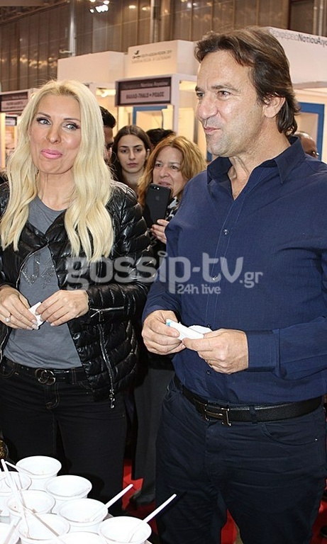 Μενεγάκη – Παντζόπουλος: Χεράκι χεράκι σε έξοδό τους – Το τρυφερό φιλί της Ελένης στον άντρα της