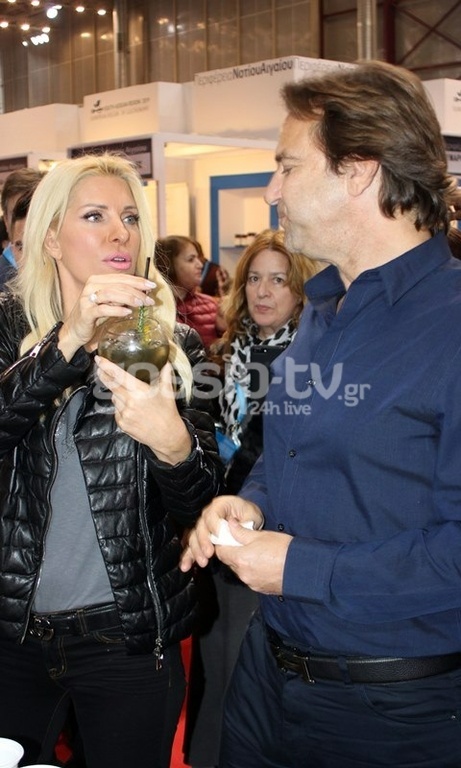 Μενεγάκη – Παντζόπουλος: Χεράκι χεράκι σε έξοδό τους – Το τρυφερό φιλί της Ελένης στον άντρα της