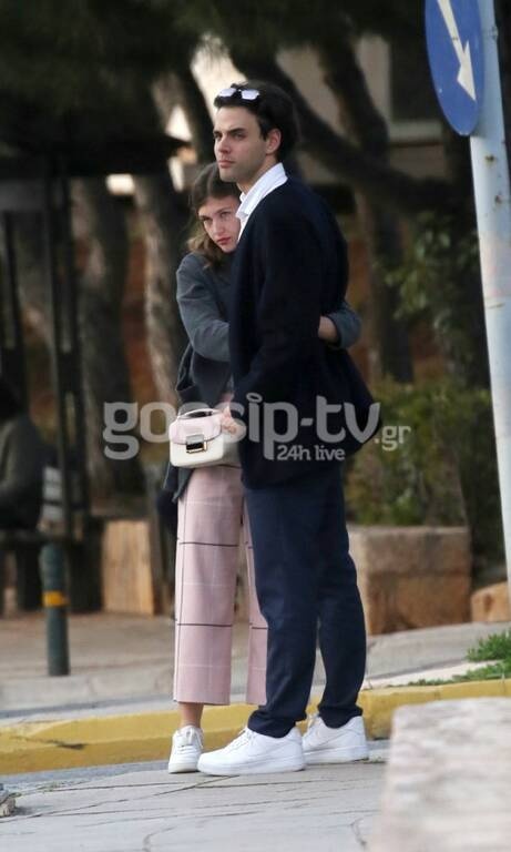 Τους τσακώσαμε αγκαλιά και χεράκι χεράκι στη Βουλιαγμένη