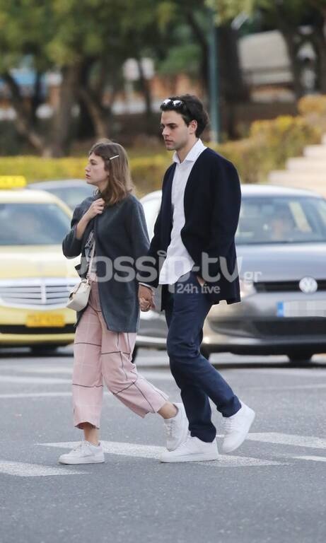 Τους τσακώσαμε αγκαλιά και χεράκι χεράκι στη Βουλιαγμένη