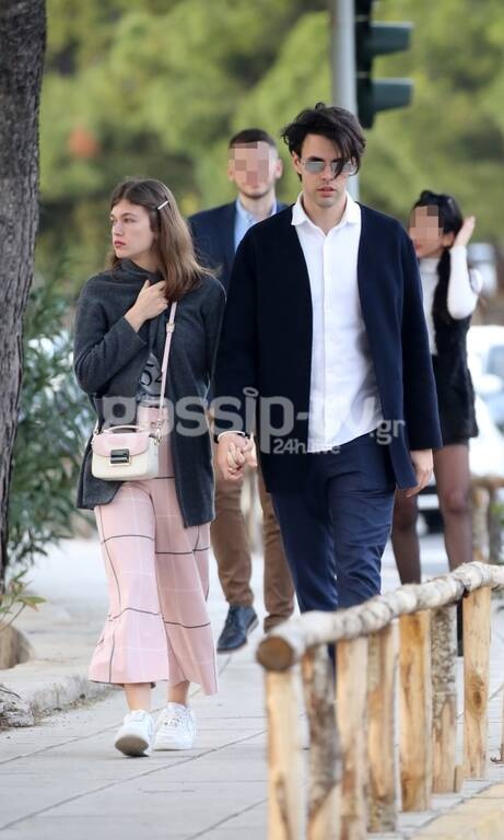 Τους τσακώσαμε αγκαλιά και χεράκι χεράκι στη Βουλιαγμένη