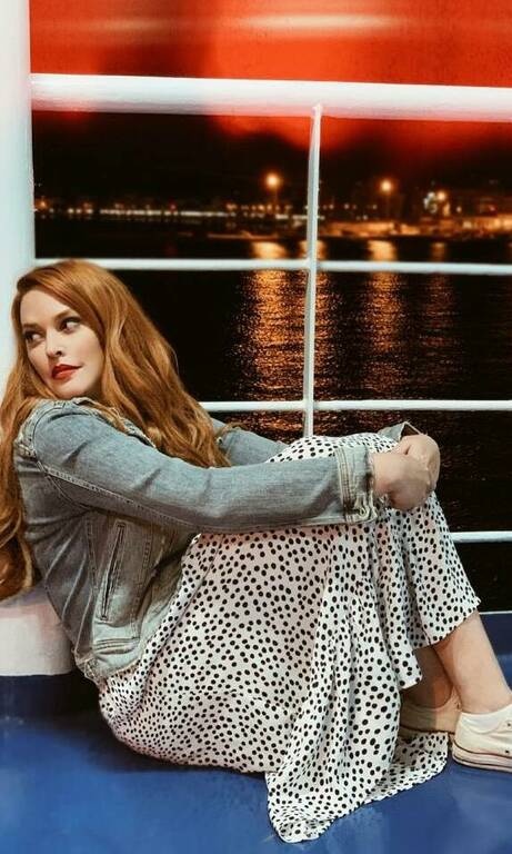 Σίσσυ Χρηστίδου Η Σίσσυ δηλώνει ‘’single’’ στην τοποθεσία Κέρκυρα και το πουά λευκό φόρεμα, με τα sneakers και το denim jacket ήταν ένα από τα καλύτερα outfits που είδαμε στο Instagram αυτές τις ημέρες.