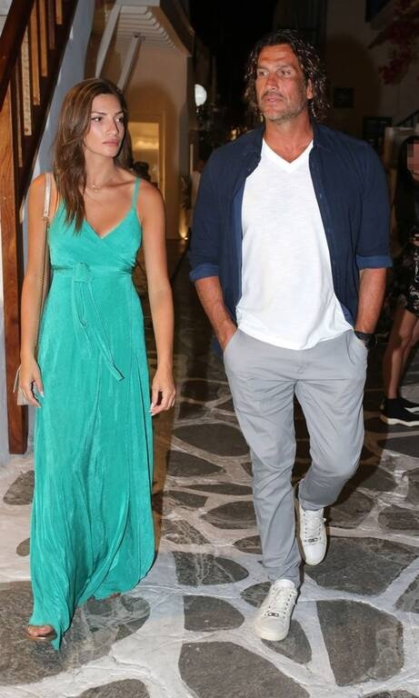 Χριστίνα Κανελλοπούλου Mες της Μυκόνου τα στενά μοιράζει στυλ… και άνεση! Τέλειο το φόρεμα της συντρόφου του Κοκκινάκη για εμφανίσεις στα σοκάκια ενός νησιού.