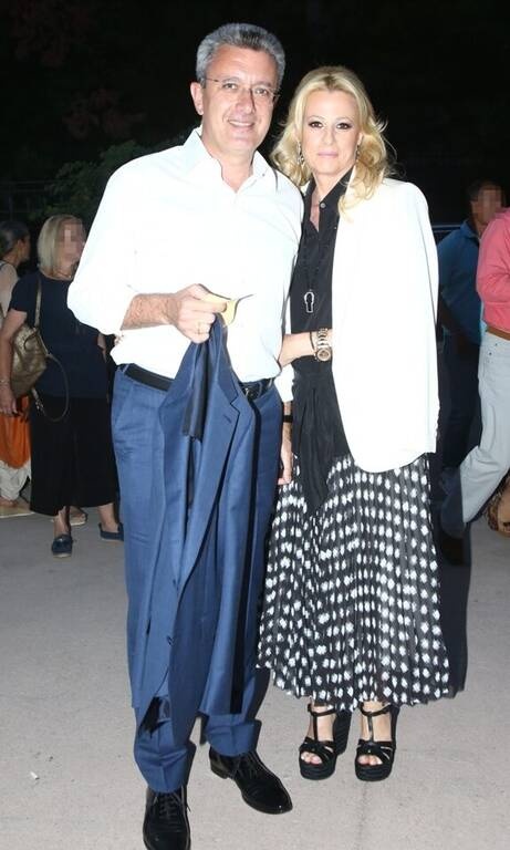 Κρίστη Τσολακάκη Η Κρίστη απέδειξε πως ένα loose σακάκι έτσι απλά ακουμπισμένο στους ώμους είναι πολύ it. Και κάπως σέξι θα λέγαμε. Σα να το έχεις κλέψει από τον σύντροφό σου.