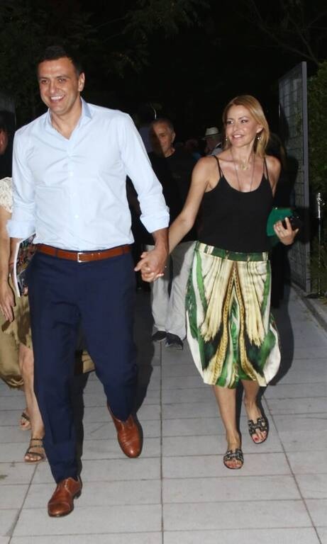 Τζένη Μπαλατσινού Η επιλογή ενός clutch bag στην ίδια απόχρωση με αυτή της φούστας, μας βρίσκει εντελώς σύμφωνες. Μαθήματα στυλ από την Τζένη Μπαλατσινού για όλες όσες θέλουν να είναι chic, αποφεύγοντας όμως τις υπερβολές.