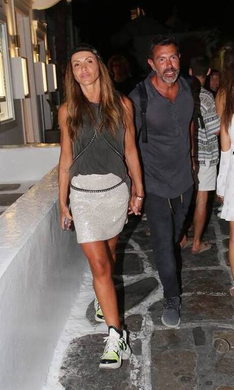 Χρύσα Καλπάκη Αυτό το στυλ με τα sneakers στο νησί, έκανε την καρδούλα μας να χτυπήσει δυνατά. Fashion icon η Χρύσα και με στυλ που λίγες μπορούν να υποστηρίξουν.