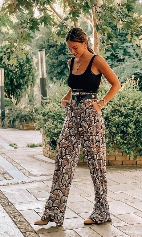 Αθηνά Οικονομάκου Η «βασίλισσα» του style για αυτήν την εβδομάδα. Πόσα δεκάρια να μοιράσουμε για αυτήν την παντελόνα. Πόσααααα; Πολλά!