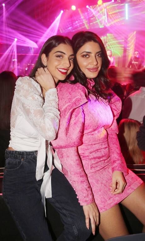 Μαρία Καζαριάν Η παίκτρια του My Style Rocks 3 απέδειξε πριν καν μπει στο παιχνίδι πως το κομμάτι ‘’μόδα’’ το κατέχει. Άφησε το κόκκινο στην άκρη και πειραματίστηκε με το φούξια σε αυτές τις γιορτές. Εύγε!