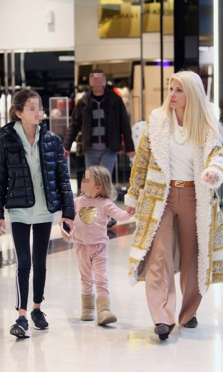 Ελένη Μενεγάκη Αν δεν είναι αυτό το πιο ωραίο παλτό του φετινού χειμώνα που έχει φορέσει η Ελένη, τότε ποιο είναι; Κάνουμε υπόκλιση και χτυπάμε ασταμάτητα παλαμάκια.