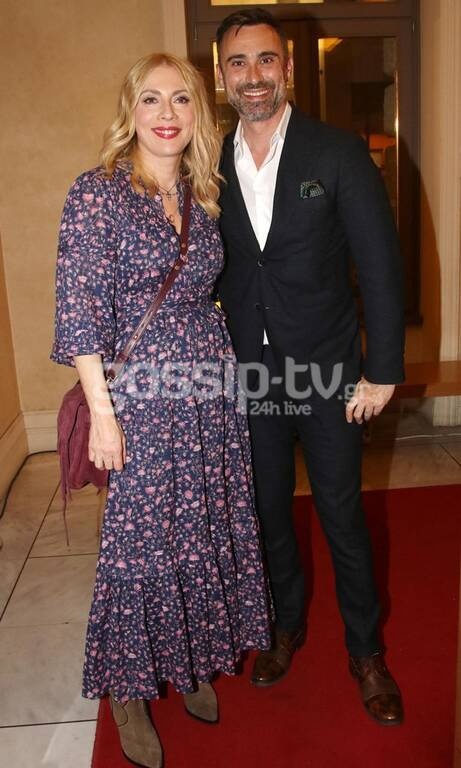 Σμαράγδα Καρύδη Το φλοράλ «μυρίζει» άνοιξη και οι μπεζ μπότες της είναι το απόλυτο παπούτσι για ένα τέτοιο φόρεμα. Ίσως επιλέγαμε μία άλλη τσάντα. Ίσως.