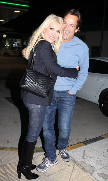 Ελένη Μενεγάκη Παλαιότερα «απαγορευόταν» οι στιλάτες γυναίκες να συνδυάζουν το μπλε με το μαύρο. Πλέον θεωρείται ένας από τους πιο stylish συνδυασμούς και μας το υπενθύμισε και η Ελένη Μενεγάκη με την εμφάνισή της αυτή στην αγκαλιά του Ματέο.