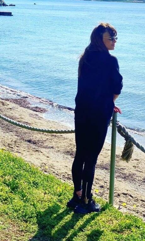 Ελένη Τσολάκη Απλή και η Ελένη Τσολάκη και πιστή στο μαύρο χρώμα. Κολάν εφαρμοστό και φαρδύ φούτερ. Άνετη δηλαδή και για το σπίτι αλλά και για το jogging αν χρειαστεί.