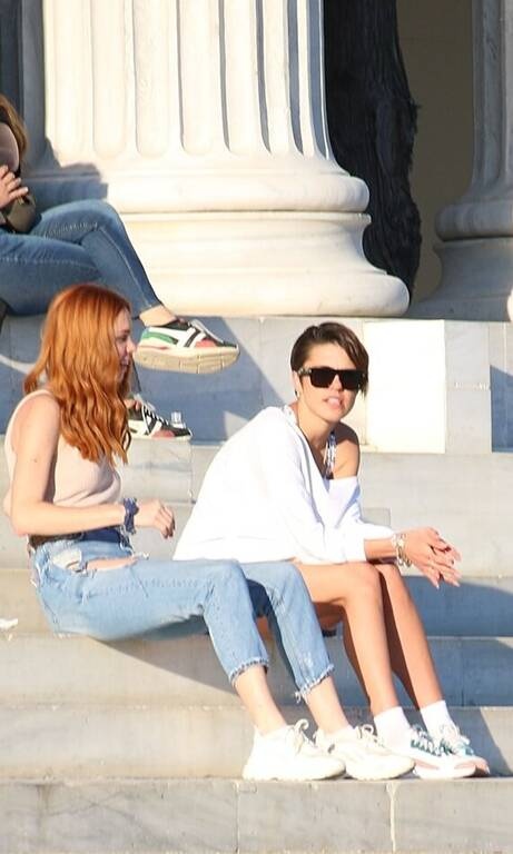 Ασημίνα Χαρίτου Αυτό το nude τοπ ταιριάζει σε σιλουέτες σαν και αυτή της παίκτριας του GNTM. Τονίζει τους ώμους και τα sneakers της είναι η ιδανική επιλογή για αυτές τις ημέρες που δεν ξέρουμε αν πρέπει να φορέσουμε ankle boots ή εσπαντρίγιες.