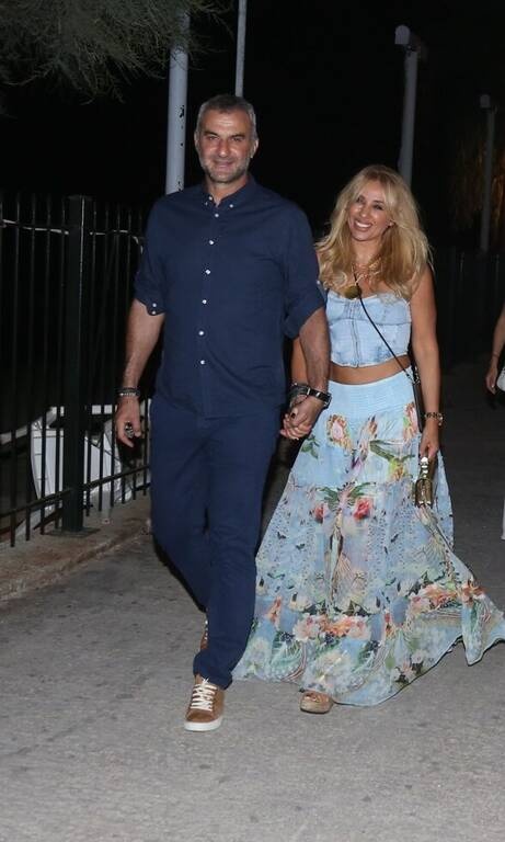 Γωγώ Μαστροκώστα Aυτό το τζιν μπούστο θα ήταν λίγο πιο chic αν το συνδύαζε με μία φαρδιά ψηλόμεση παντελόνα.