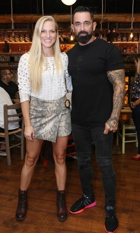 Σάρα Εσκενάζη Στην προσπάθειά της μάλλον να κάνει ένα παιχνιδιάρικο mix and match, το κορίτσι αυτό απέτυχε παταγωδώς. Το όλο σύνολο θα ήταν μια χαρά αν είχε επιλέξει να συνδυάσει τη φούστα της με ένα απλό λευκό ή μαύρο t-shirt.