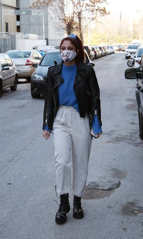 Μαίρη Συνατσάκη Στην season 1 δεν τη φωτογράφισαν οι παπαράτσι, στην season 2 όμως μας έδωσε μαθήματα στυλ. Μήπως αυτό το πουλόβερ τελικά να το αγοράσουμε; Γιατί πολύ το έχουμε συζητήσει.