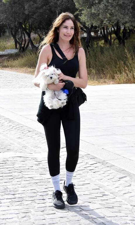 Στέλλα Γιαμπουρά Μπορεί να ήθελα να υιοθετήσει το όλο στυλ με τις κάλτσες αλλά το εφαρμοστό τοπ της «καταστρέφει» την αρχική της ιδέα. Θα έπρεπε να φοράει ένα loose t-shirt ή ένα φούτερ με κάποιο logo.