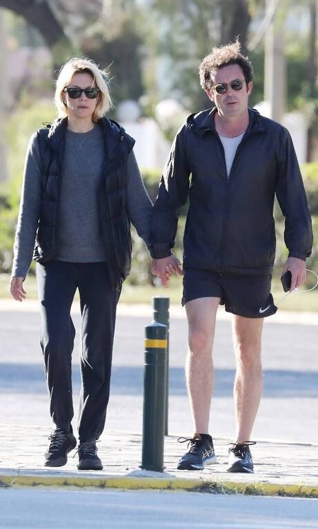 Βίκυ Καγιά Ήταν από τις πρώτες εμφανίσεις που μας είχαν δυσαρεστήσει στην season 1 της καραντίνας καθώς το στυλ και η φινέτσα απουσιάζουν στο εκατό τοις εκατό. Έ όχι, αυτό από την κριτή του GNTM δεν το δεχόμαστε. Δεχόμαστε όμως πως πέσαμε πάνω σε μία άτυχη στιγμή της.